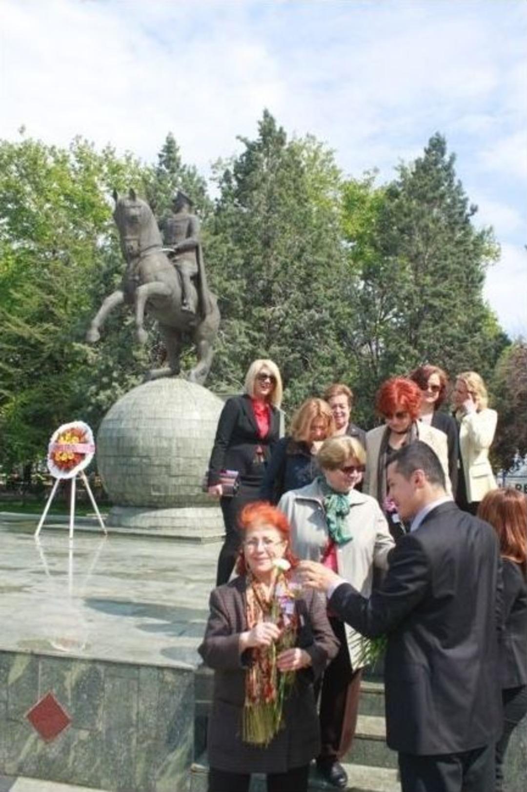 Kırklareli'de Anneler G&uuml;n&uuml;nde Z&uuml;beyde Hanım Unutulmadı