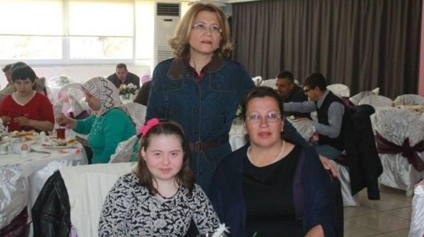 Kırklareli Belediyesi Engelliler Haftası Dolayısıyla Kahvaltı Verdi