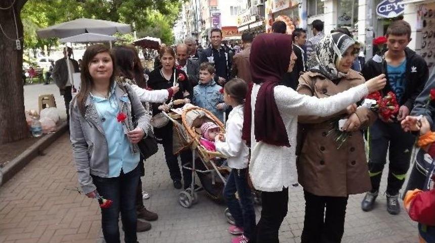 &Uuml;lk&uuml;c&uuml;ler Anneler G&uuml;n&uuml;'nde Karanfil Dağıttı