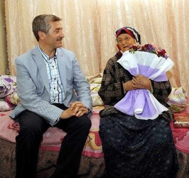 Şahinbey Belediye Başkanı Tahmazoğlu, İlçedeki Yaşlı Anneleri Unutmadı 2
