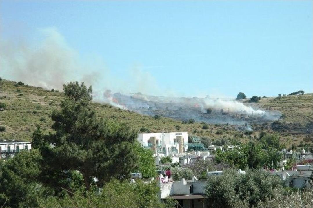 Tarihi Değirmenler Tepesinde Yangın &Ccedil;ıktı