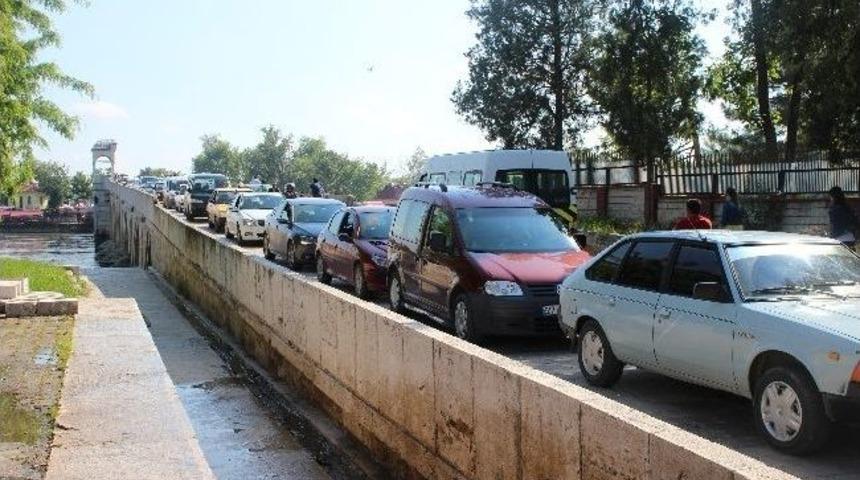 Anneler G&uuml;n&uuml; Edirne'de K&ouml;pr&uuml;leri İstanbul Trafiğine D&ouml;nd&uuml;rd&uuml;