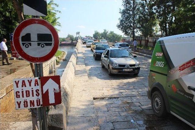 Anneler Günü Edirne'de Köprüleri İstanbul Trafiğine Döndürdü