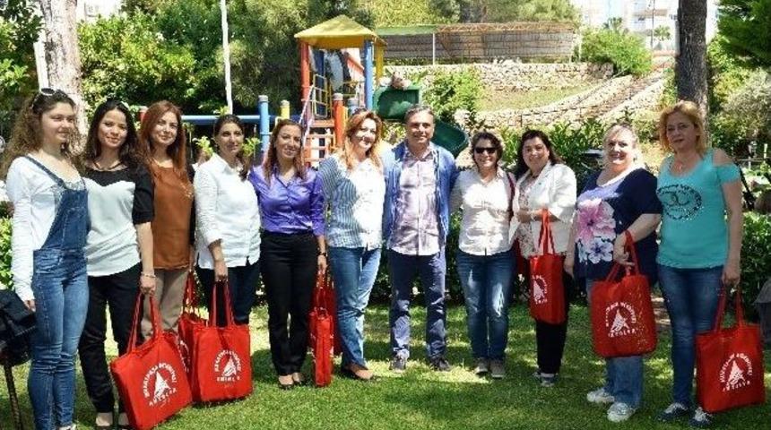 Başkan Uysal&rsquo;dan Anneler G&uuml;n&uuml;&rsquo;nde Annelere Jest
