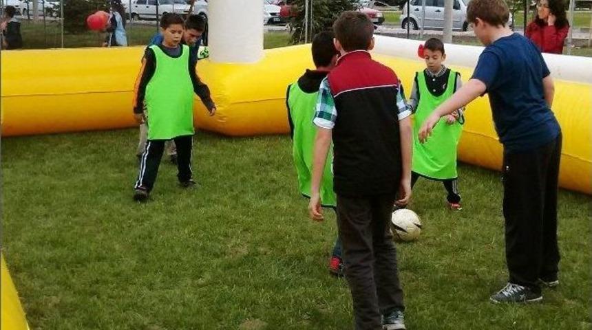 Anadolu &Uuml;niversitesi&rsquo;nde 10.u&ccedil;urtma Şenliği