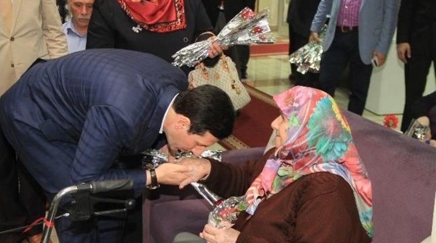Başkan Tok Anneleri Unutmadı