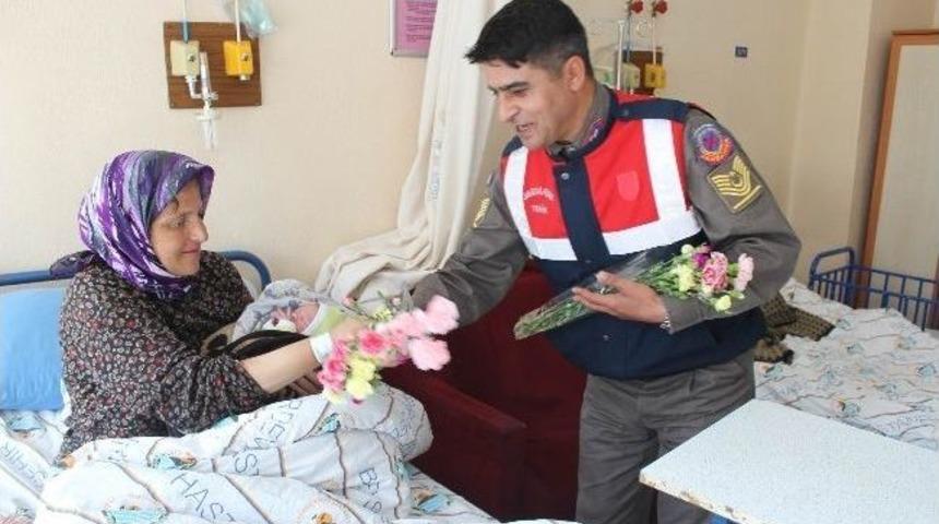 Jandarma, Anneler G&uuml;n&uuml;'nde Doğum Servisinde Yatan Anneleri Ziyaret Etti
