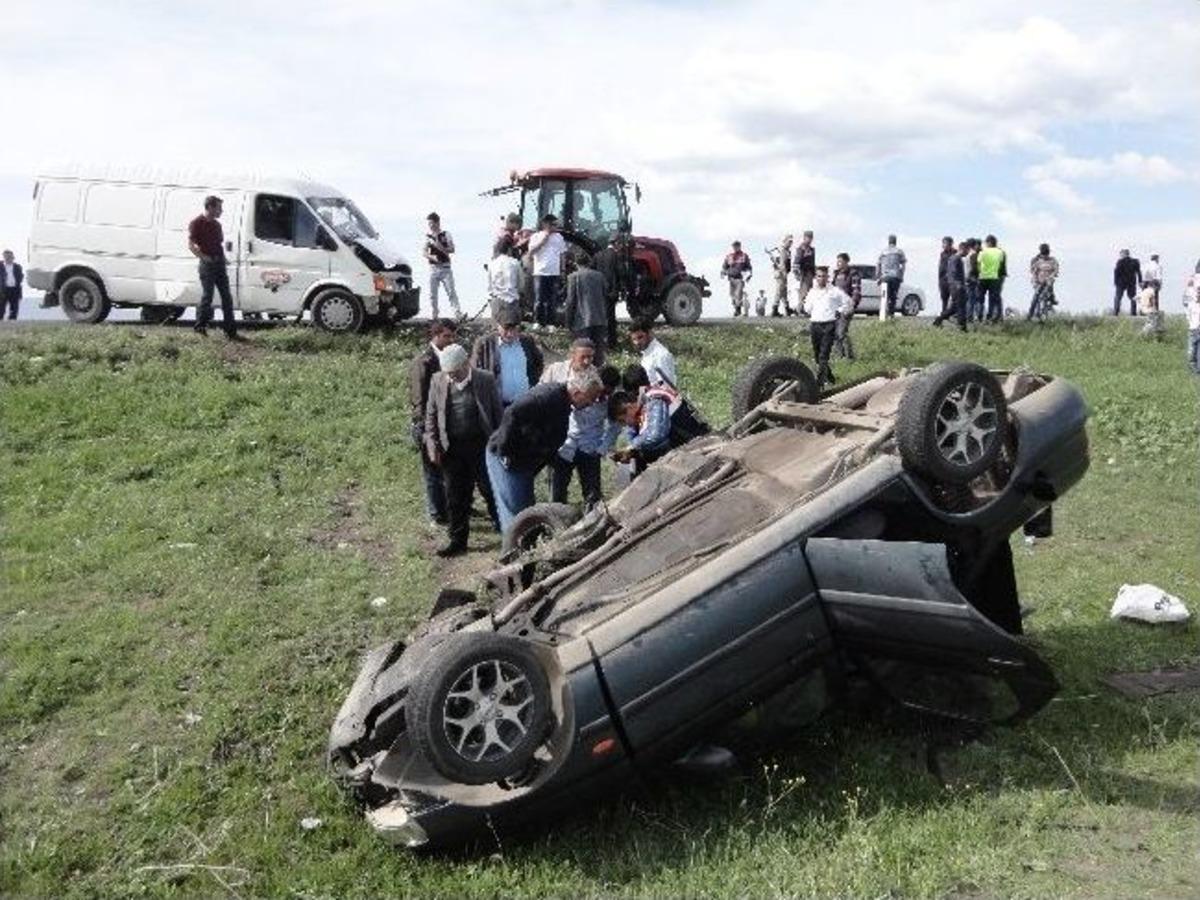 Otomobille Minib&uuml;s &Ccedil;arpıştı: 1 &Ouml;l&uuml;, 3 Yaralı