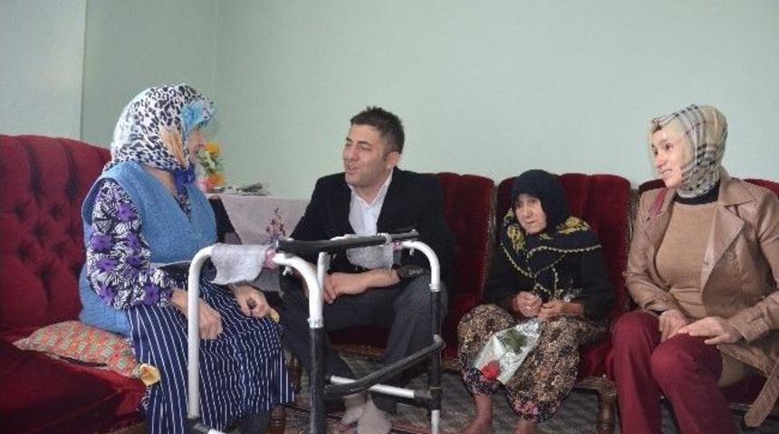 Ak Partili Gen&ccedil;ler'den İskilip'li Annelere Karanfil