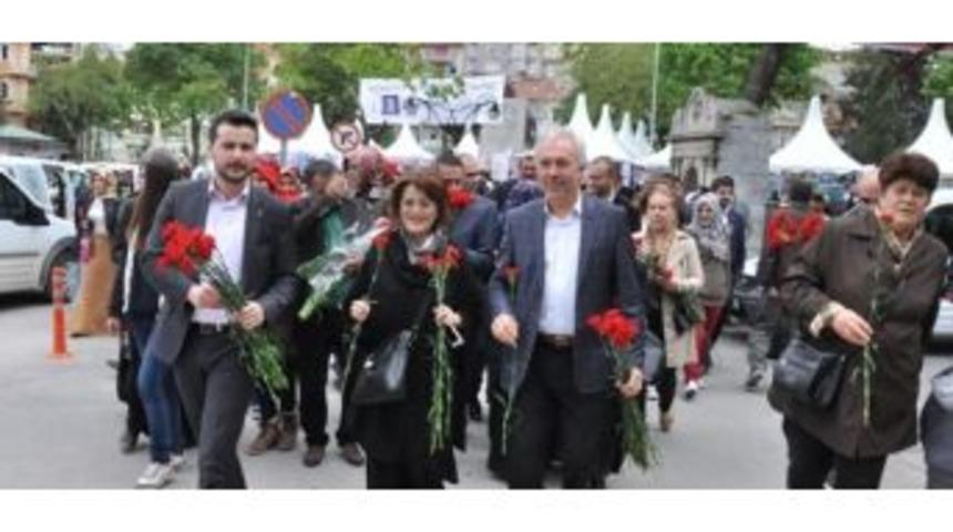 Başkan Sara&ccedil;oğlu 'anneler G&uuml;n&uuml;'nde Karanfil Dağıttı