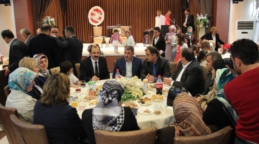 Ak Parti'den "anneler G&uuml;n&uuml;" Kutlaması