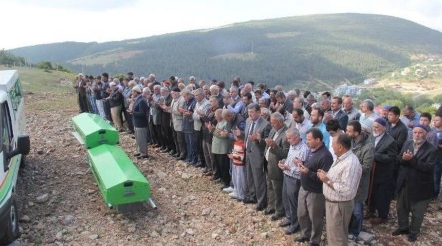 Cinnet Kurbanları Toprağa Verildi