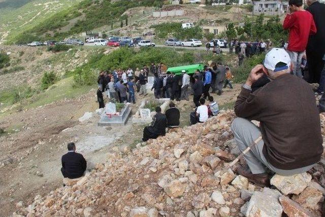 Cinnet Kurbanları Toprağa Verildi