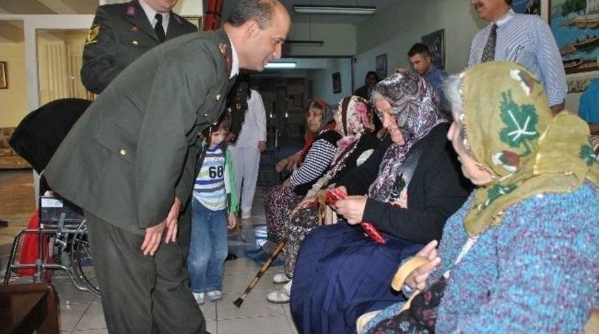 Jandarmadan Huzurevi&rsquo;ne &ldquo;anneler G&uuml;n&uuml;&rdquo; Ziyareti