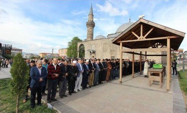 Aziziye Belediye Başkanı Orhan’ın Teyzesinin Eşi Selçuk Kamacı Son Yolculuğuna Uğurlandı