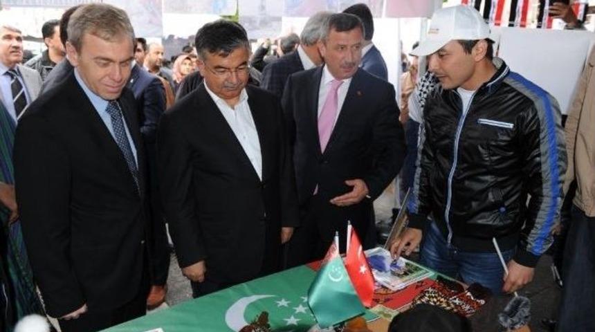 Bakanı Yılmaz, Uluslararası &Ouml;ğrenci Buluşması Stantlarını Ziyaret Etti