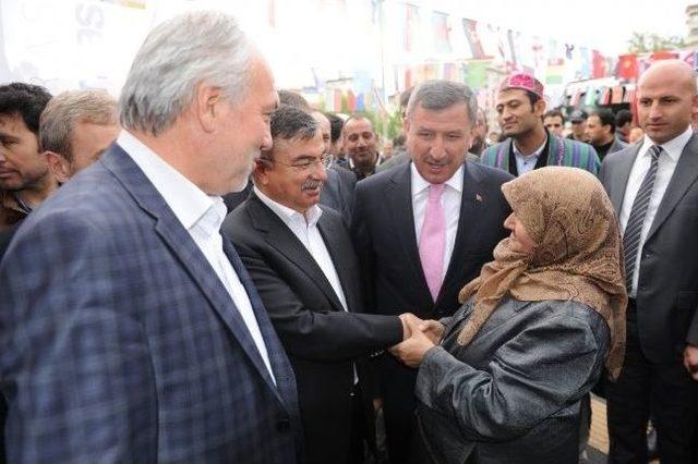 Bakanı Yılmaz, Uluslararası &Ouml;ğrenci Buluşması Stantlarını Ziyaret Etti 1