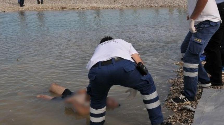 Girdiği G&ouml;lette &Ccedil;amura Saplanan Gen&ccedil; Boğuldu