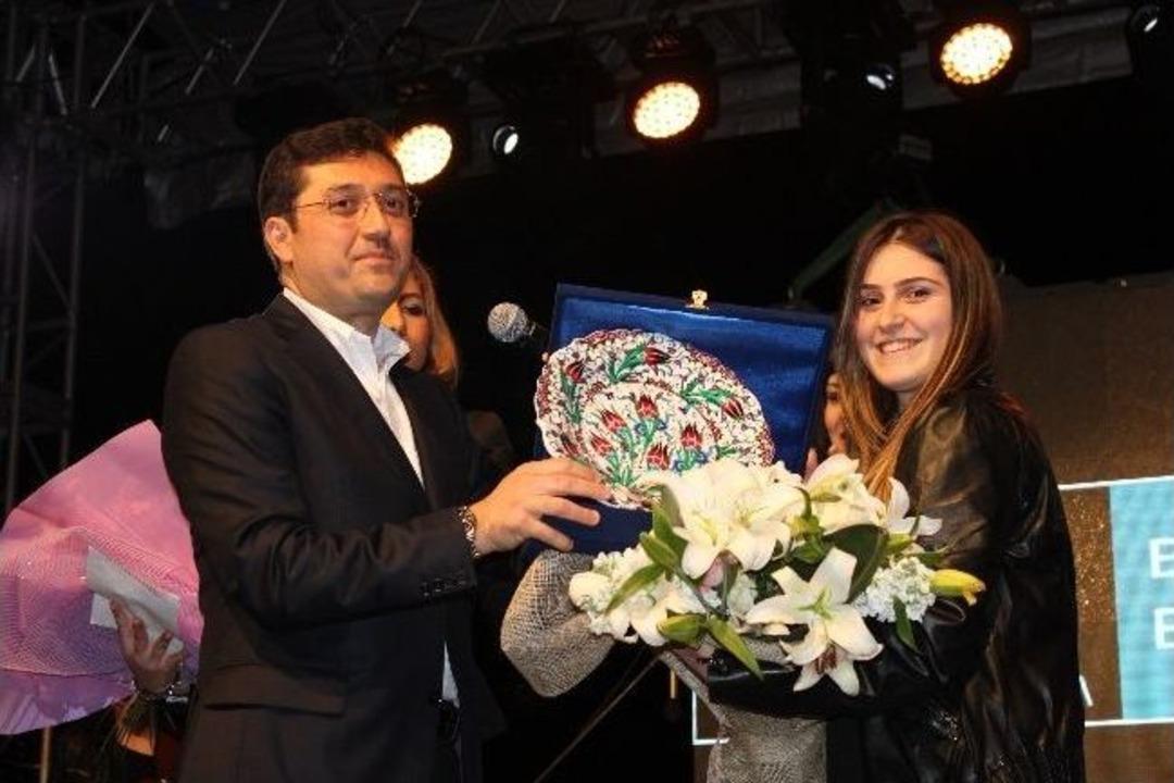 &Ccedil;ocuğu İ&ccedil;in 5. Kattan Atlayan Aylin &Ouml;zbek Yılın Annesi Se&ccedil;ildi