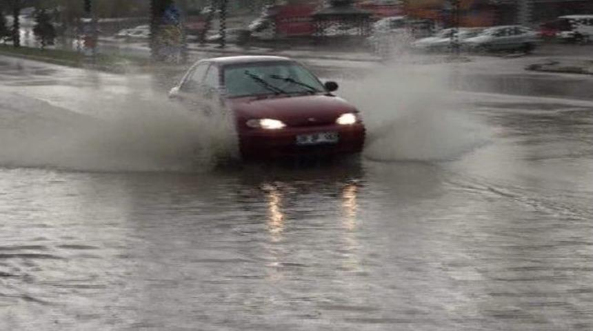 Yozgat&rsquo;ta Yağmur Yolları G&ouml;le &Ccedil;evirdi