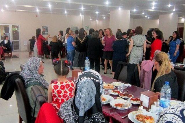 Gümüşhane’de Türk Kadınlar Birliğinden Anneler Günü Programı