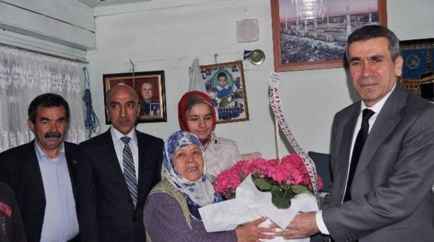 Demirci Kaymakamı Sezgin'den Anneler G&uuml;n&uuml;'nde Hacer Nineye Ziyaret