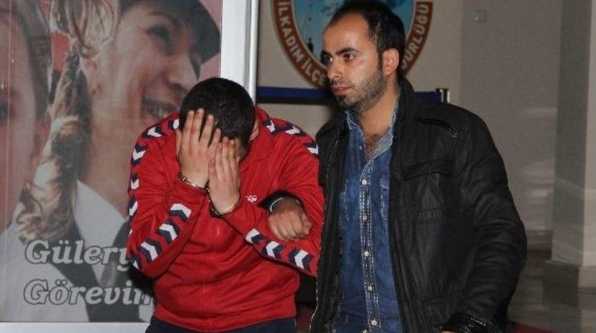 Ş&uuml;pheli Ara&ccedil;tan Uyuşturucu &Ccedil;ıktı: 3 G&ouml;zaltı