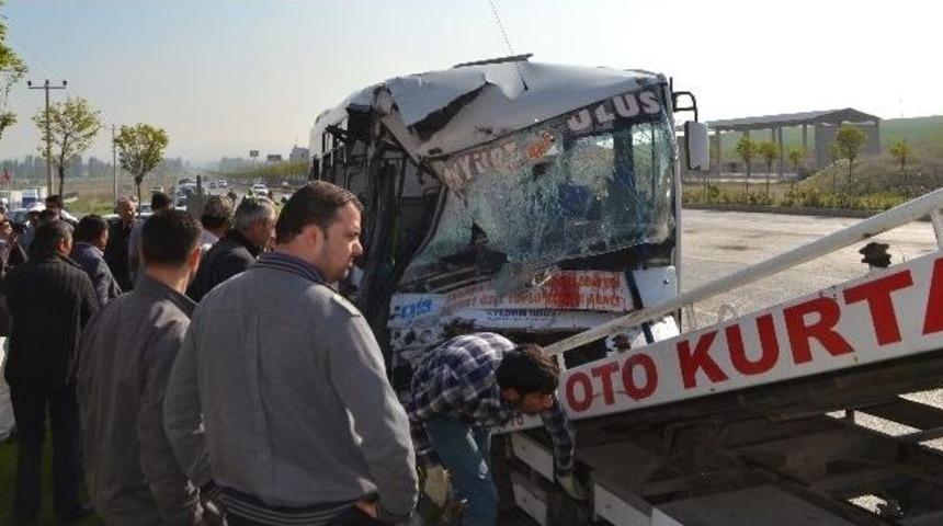 &Ouml;zel Halk Otob&uuml;s&uuml; Beton Mikseri İle &Ccedil;arpıştı: 25 Yaralı
