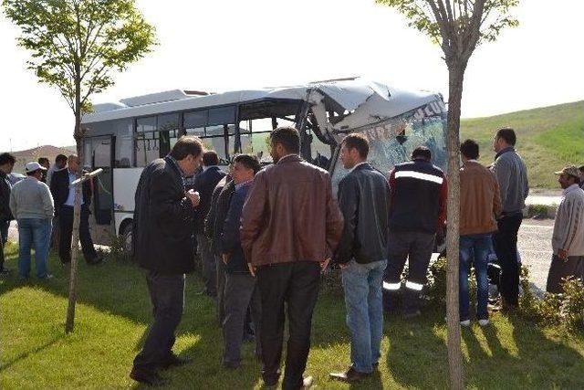 Özel Halk Otobüsü Beton Mikseri İle Çarpıştı: 25 Yaralı