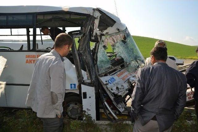 Özel Halk Otobüsü Beton Mikseri İle Çarpıştı: 25 Yaralı