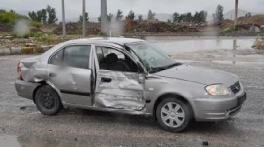Kırkağa&ccedil;&rsquo;ta Otob&uuml;s Otomobille &Ccedil;apıştı