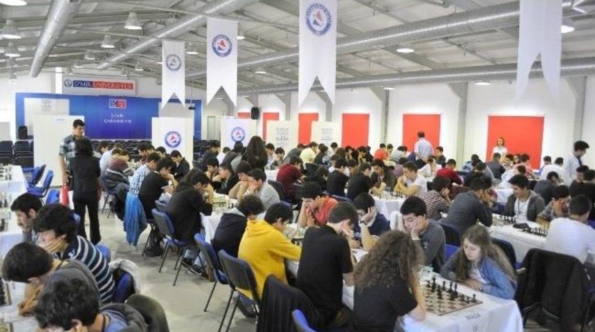 Satran&ccedil; Ustaları İzmir &Uuml;niversitesi&rsquo;nde Buluştu