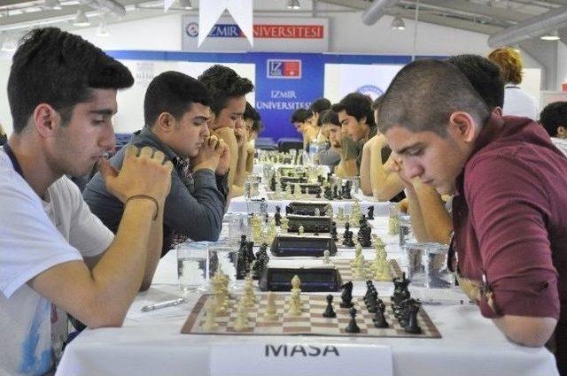 Satranç Ustaları İzmir Üniversitesi’nde Buluştu