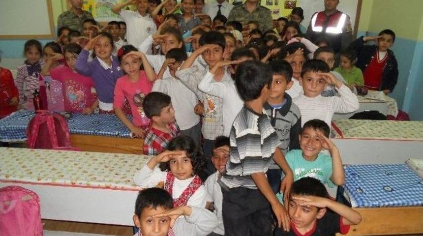 Jandarmadan &Ouml;ğrencilere Trafik Ve İlk Yardım Bilgilendirmesi