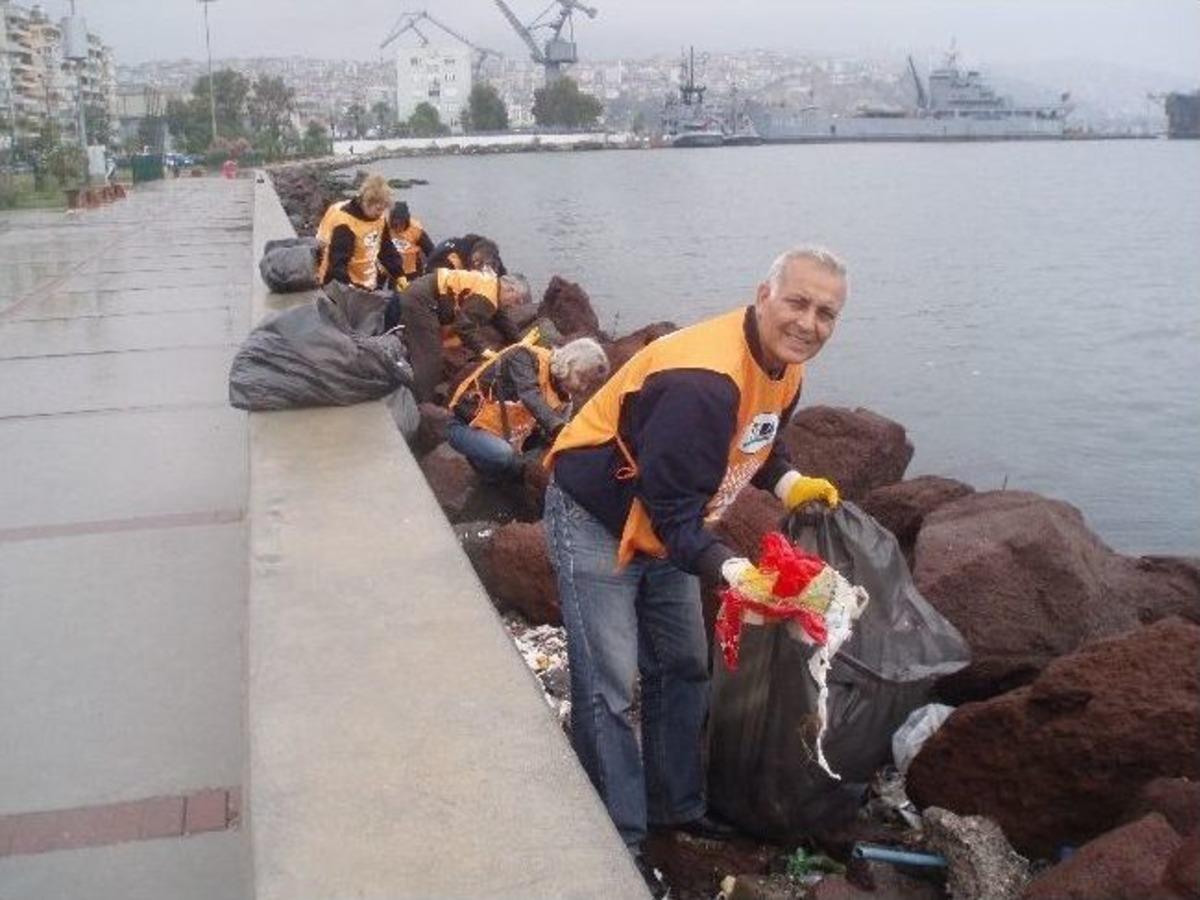 Tema G&ouml;n&uuml;ll&uuml;leri Karşıyaka Sahilini Temizledi