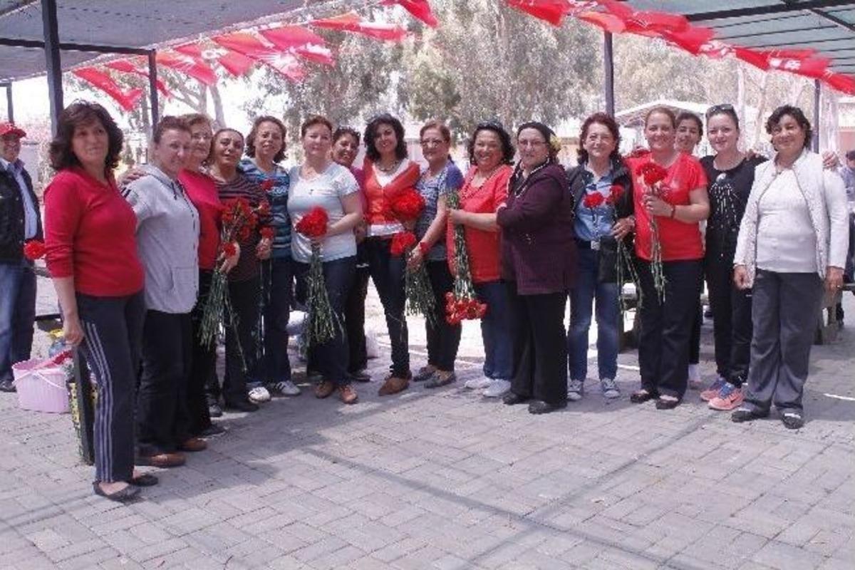 Chp Sel&ccedil;uk Kadın Kolları'nın Anneler G&uuml;n&uuml; Etkinliği Trafiğe Takıldı