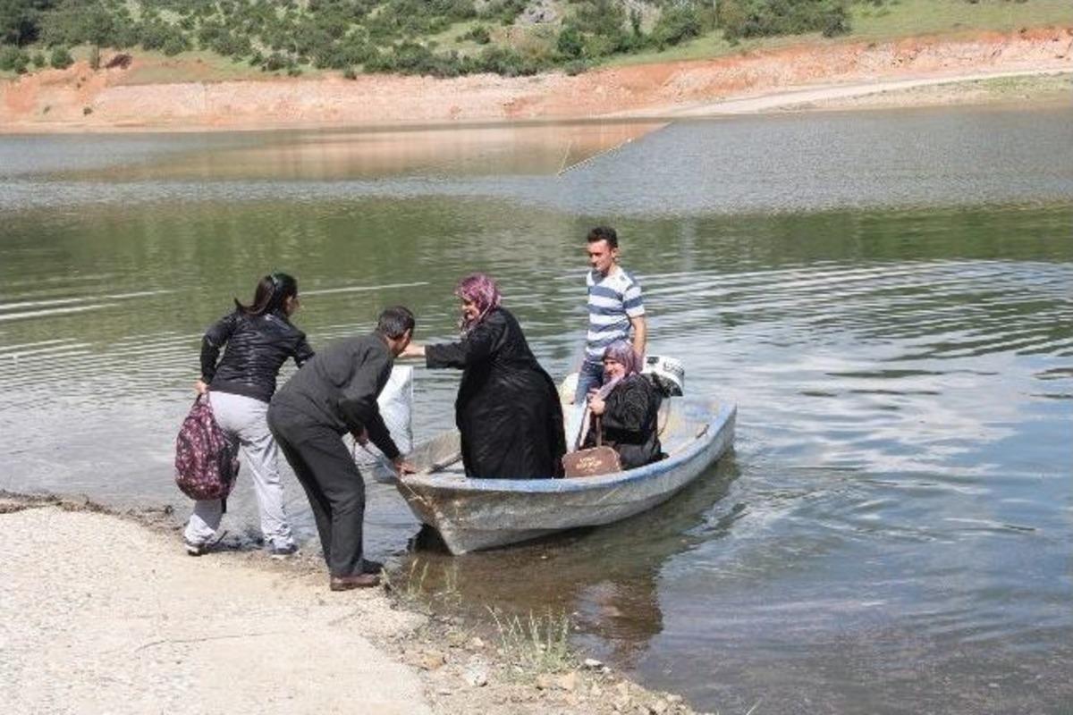 (&ouml;zel Haber) Baraj Suları K&ouml;y Yolunu Yuttu, Ulaşım Sandalla Sağlanıyor