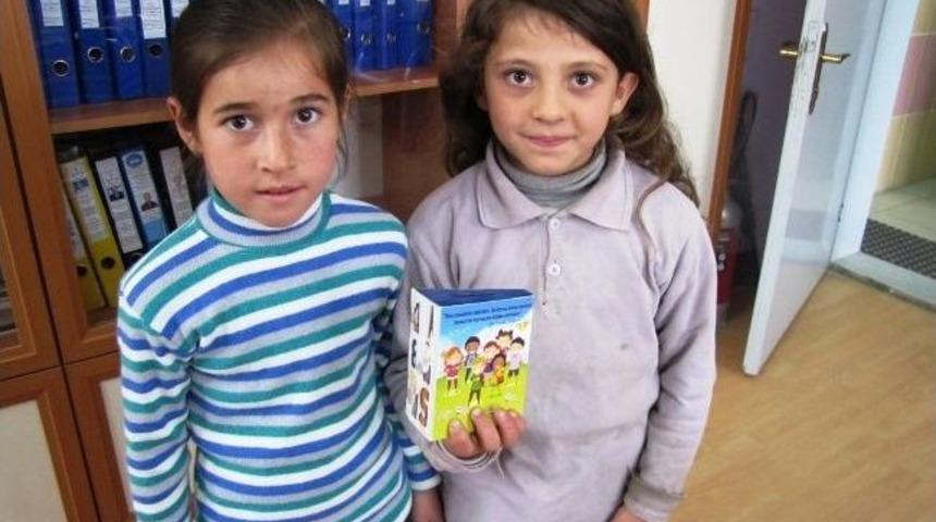 Paralarını Kumbarada Biriktirip Kitap Aldılar
