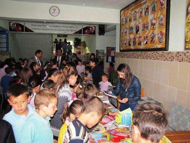 Paralarını Kumbarada Biriktirip Kitap Aldılar