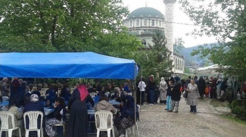 &Ccedil;ınarcık K&ouml;y&uuml;nde Hayır Yemeği D&uuml;zenlendi