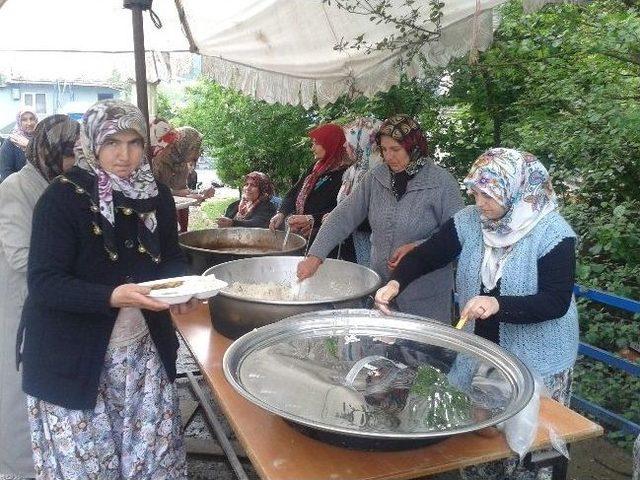 &Ccedil;ınarcık K&ouml;y&uuml;nde Hayır Yemeği D&uuml;zenlendi 1