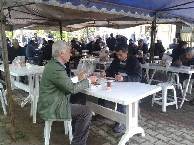 &Ccedil;ınarcık K&ouml;y&uuml;nde Hayır Yemeği D&uuml;zenlendi 2