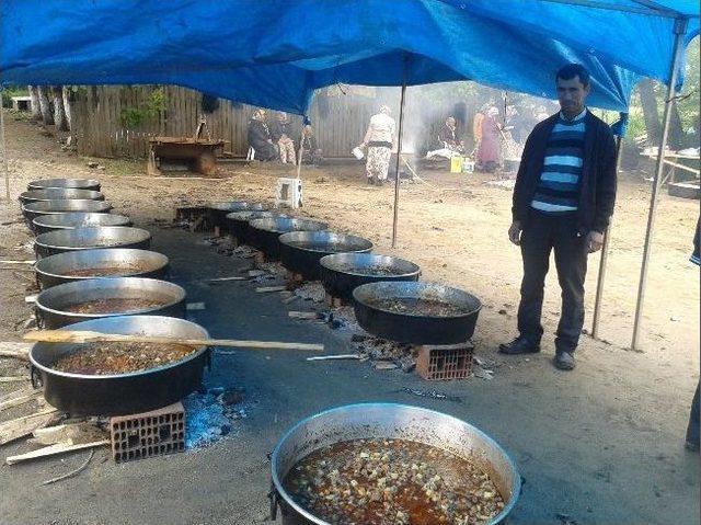 &Ccedil;ınarcık K&ouml;y&uuml;nde Hayır Yemeği D&uuml;zenlendi 3