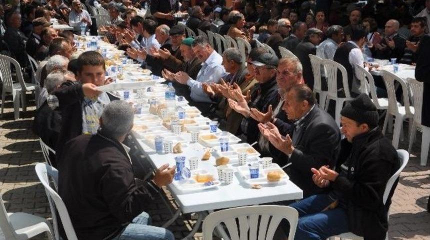 Eller, Yağmur İ&ccedil;in Semaya Kalktı