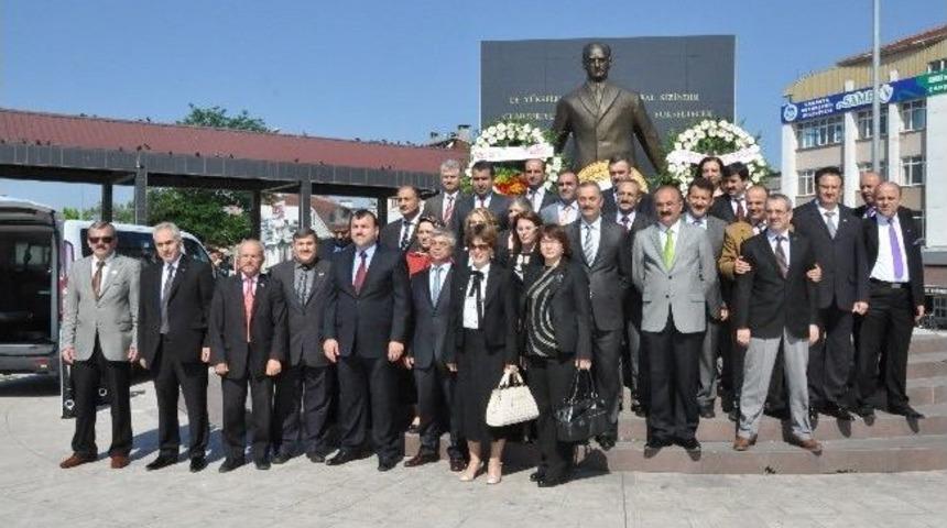 Sgk Haftası Nedeniyle Atat&uuml;rk Anıtına &Ccedil;elenk Bırakıldı