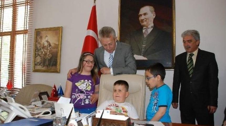 Engelli &Ouml;ğrenci Vali Oldu