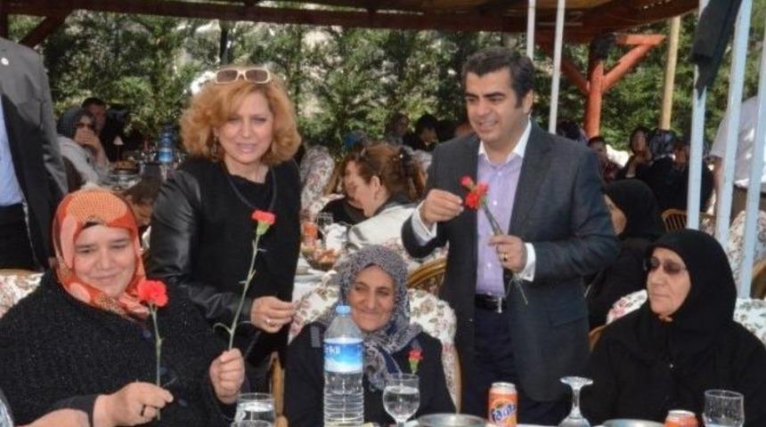 Şehıt Annelerıne Ve Eşlerıne "anneler G&uuml;n&uuml;" Yemeği