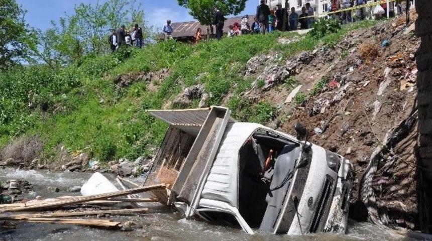 Kamyonet Dereye Yuvarlandı: 1 &Ouml;l&uuml;, 5 Yaralı