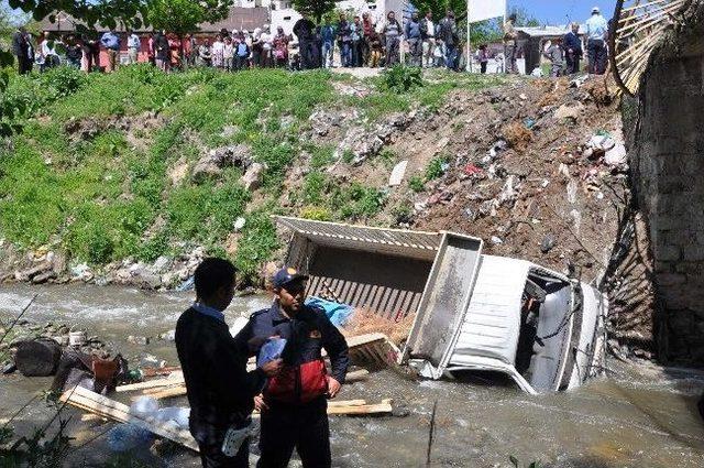 Kamyonet Dereye Yuvarlandı: 1 Ölü, 5 Yaralı