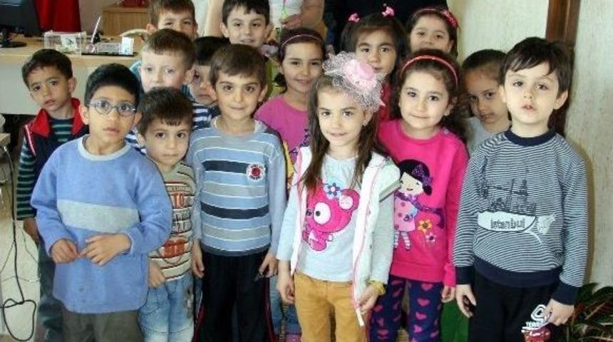 (&ouml;zel Haber) Kadın Muhtar Anneler G&uuml;n&uuml;nde Koltuğunu Ana Okulu &Ouml;ğrencilerine Devretti